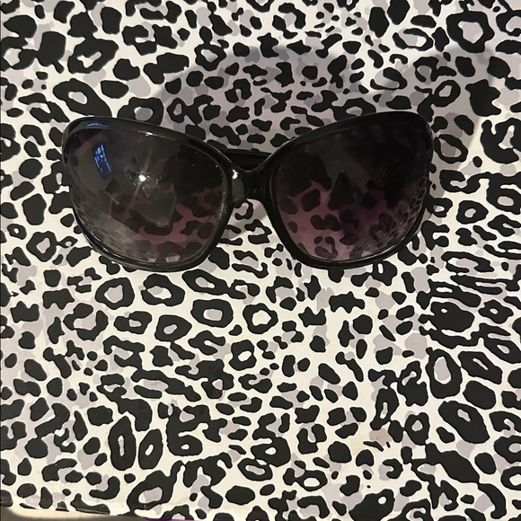 Accessories - Elegant Black Oversized Sunglasses